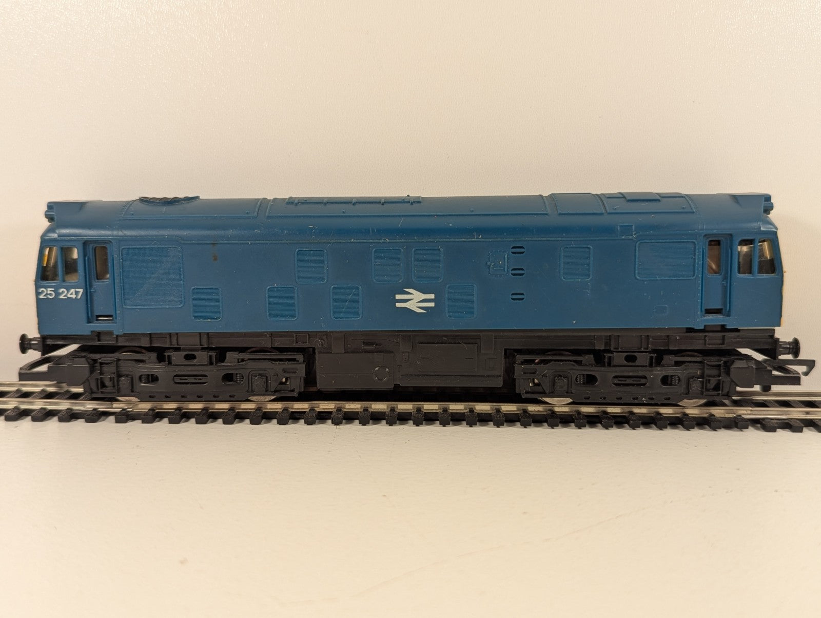 Hornby R068 OO Gauge Class 25 Diesel Locomotive 25247 – BR Blue – DCC Fitted