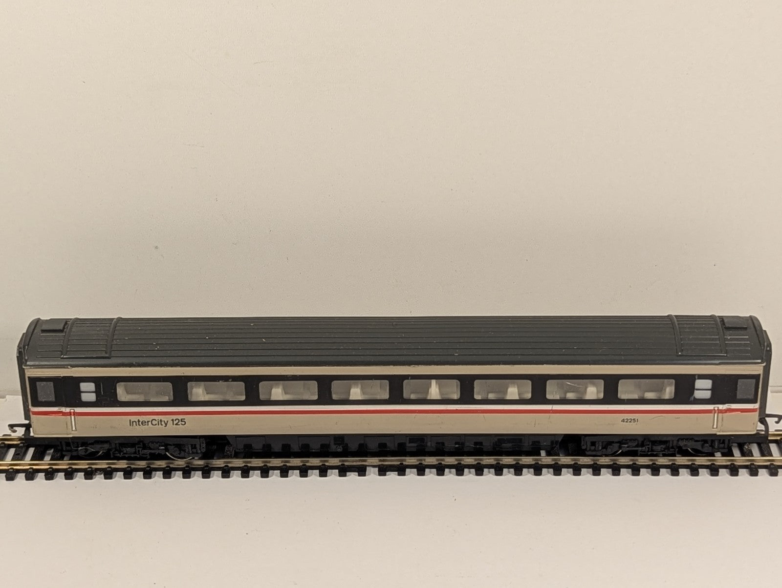 Hornby R439 OO Gauge BR Mk3 Coach TSO 42251 InterCity 125