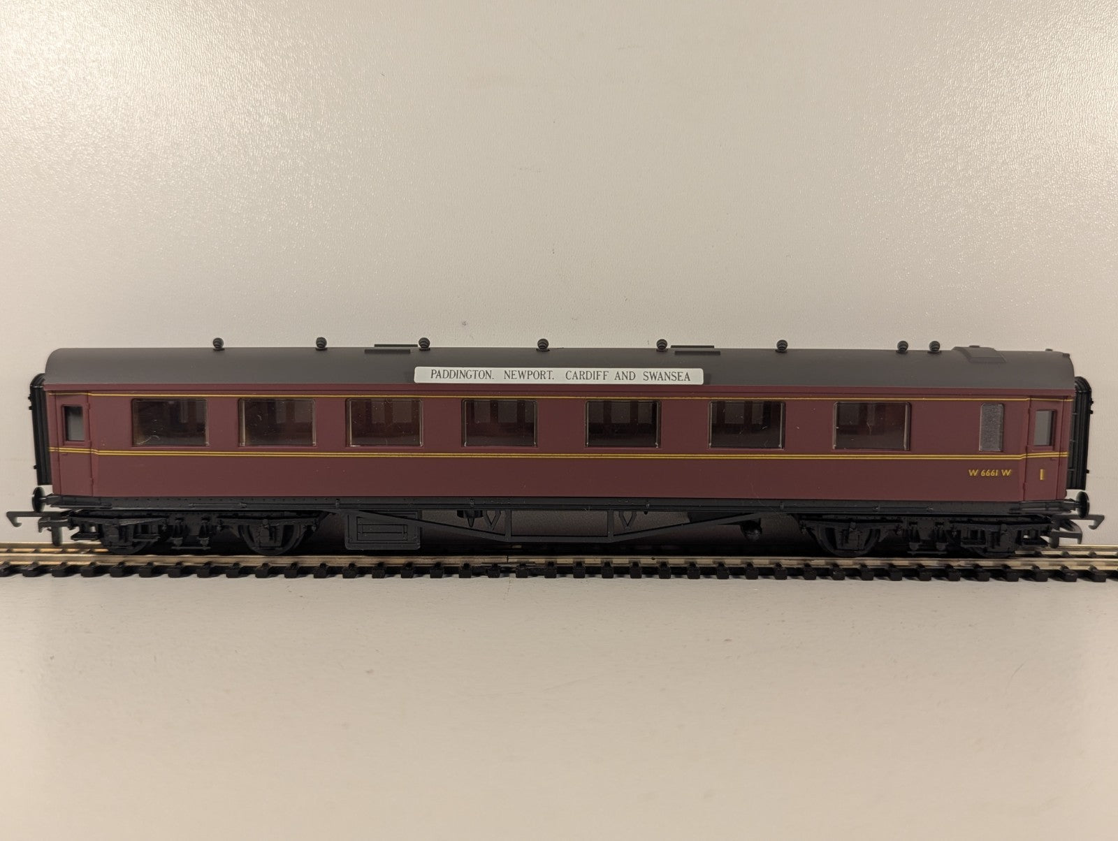 Airfix GMR OO Scale Hawksworth Corridor First Passenger Coach W 6661 W BR