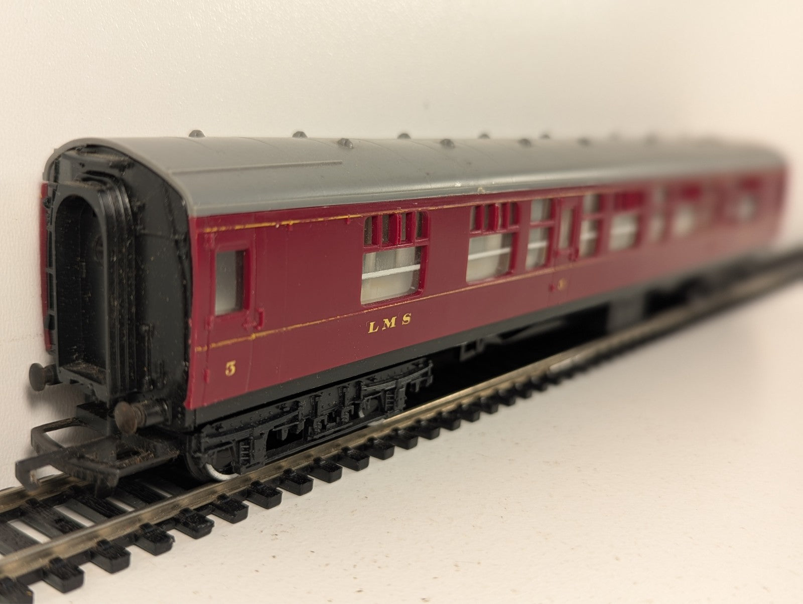Hornby Railways R.423 LMS Corridor Composite Third Coach OO Gauge - Boxed