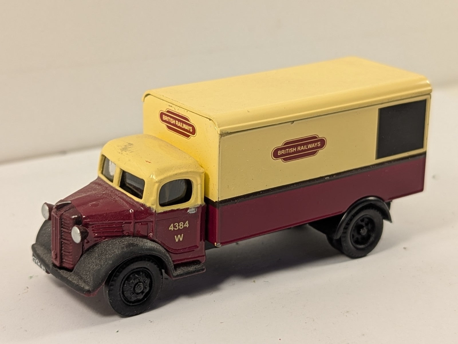 Classix OO Gauge Morris Commercial Y-Type Box Van Die-cast Model