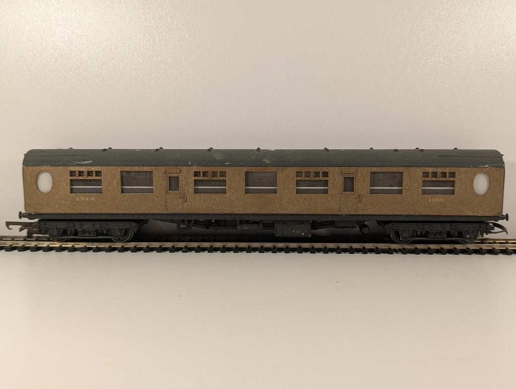 Tri-ang OO Gauge LNER Teak Composite Third Coach