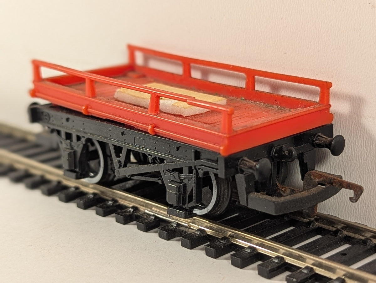 Hornby OO Gauge Low Sided Wagon Goods Wagon Red and Black