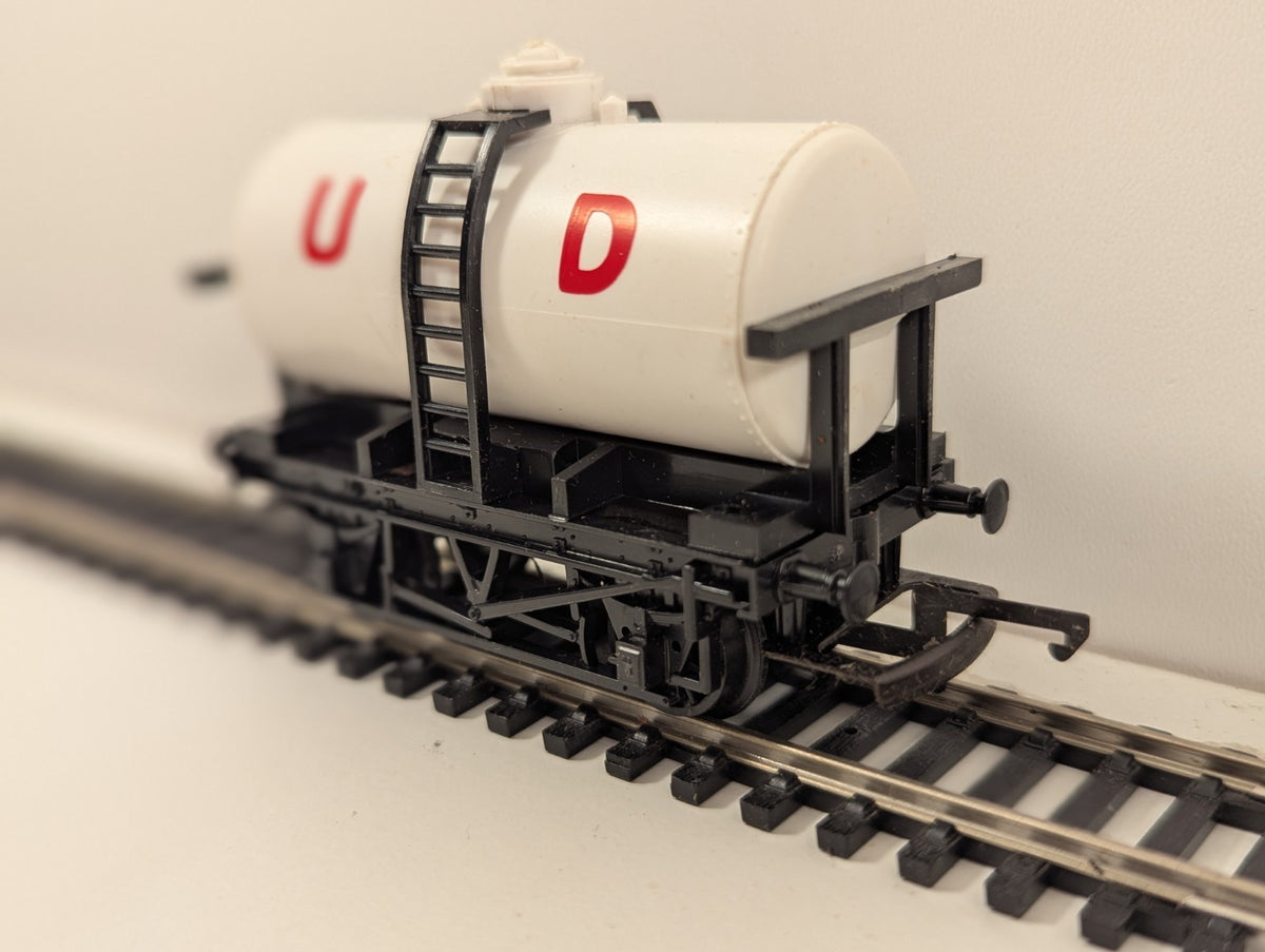 Tri-ang / Hornby R15 OO Gauge United Dairies Milk Tank Wagon