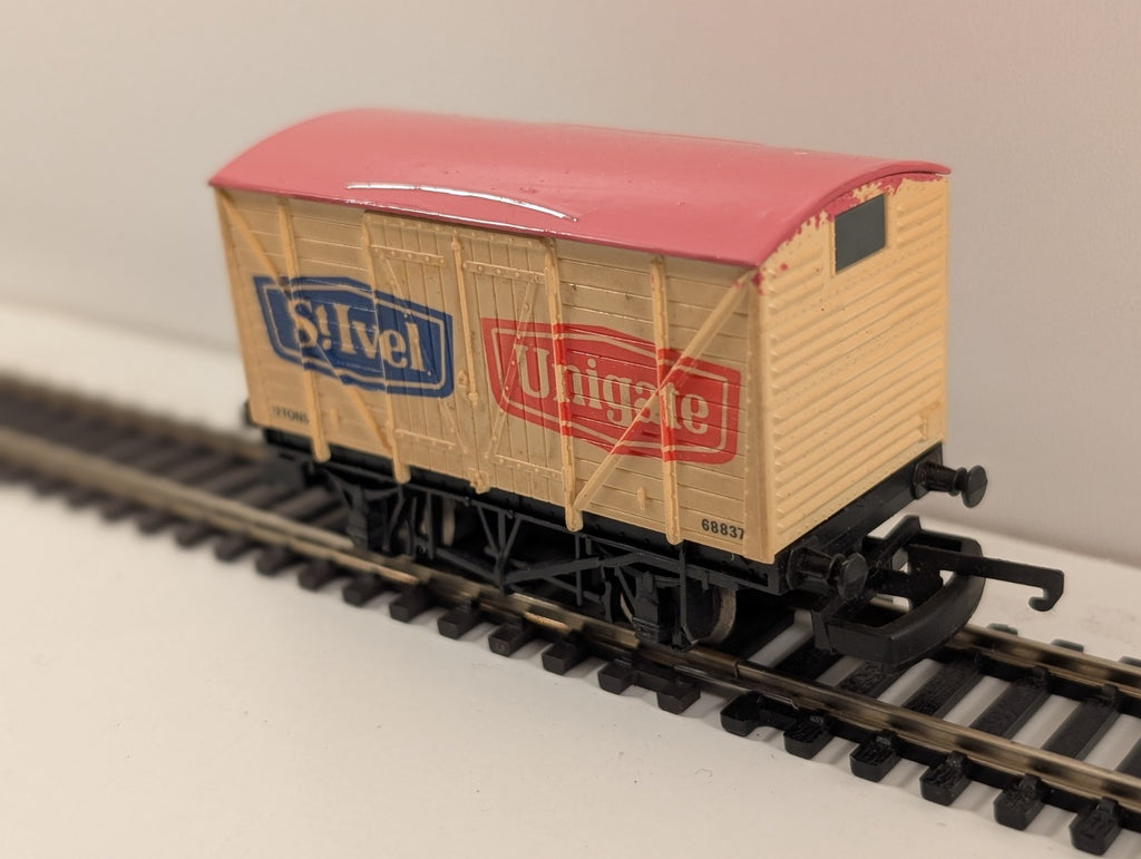 Lima 305604 OO Gauge St Ivel Unigate 20t Corrugated End Van