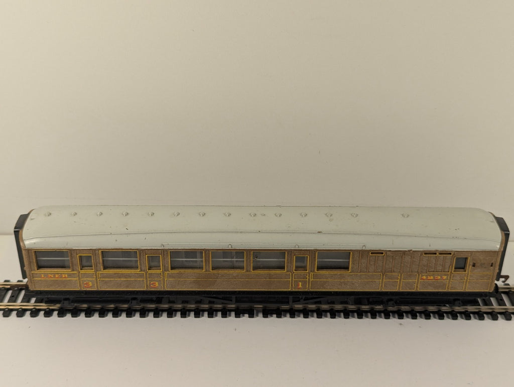 Hornby OO Gauge LNER Teak Brake Composite Coach