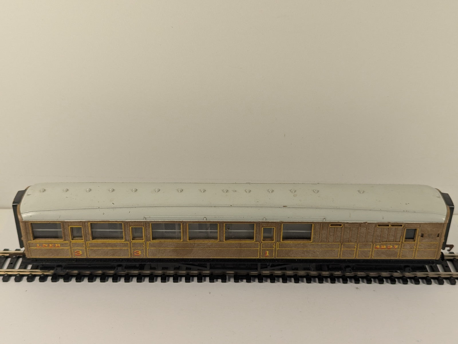 Hornby OO Gauge LNER Teak Brake Composite Coach