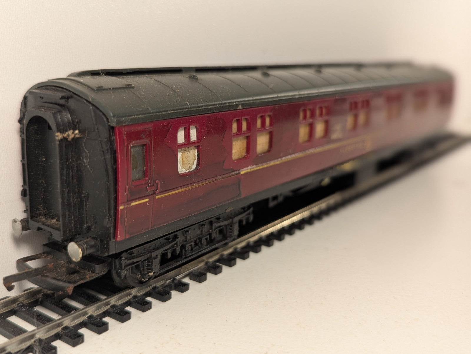 Tri-ang OO Gauge LMS Type Sleeping Car Passenger Coach 2510 BR Maroon