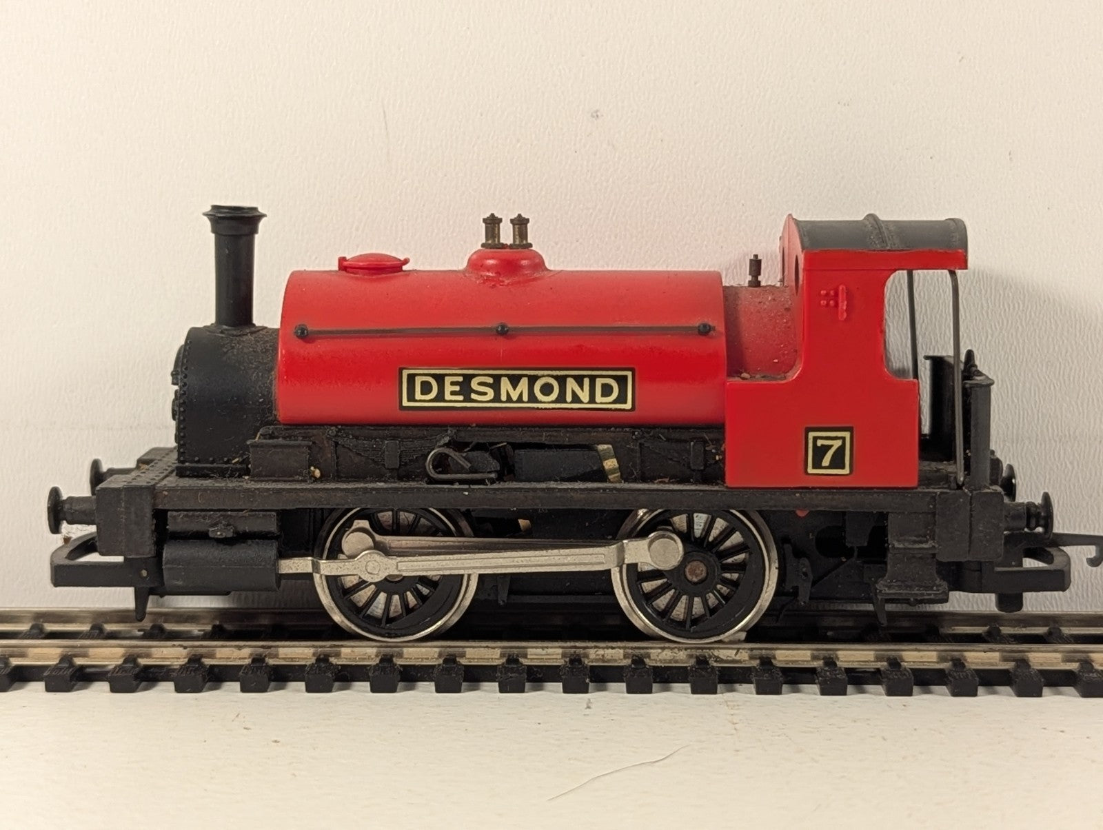 Hornby OO Gauge 0-4-0 Saddle Tank Desmond Steam Locomotive 7 Red