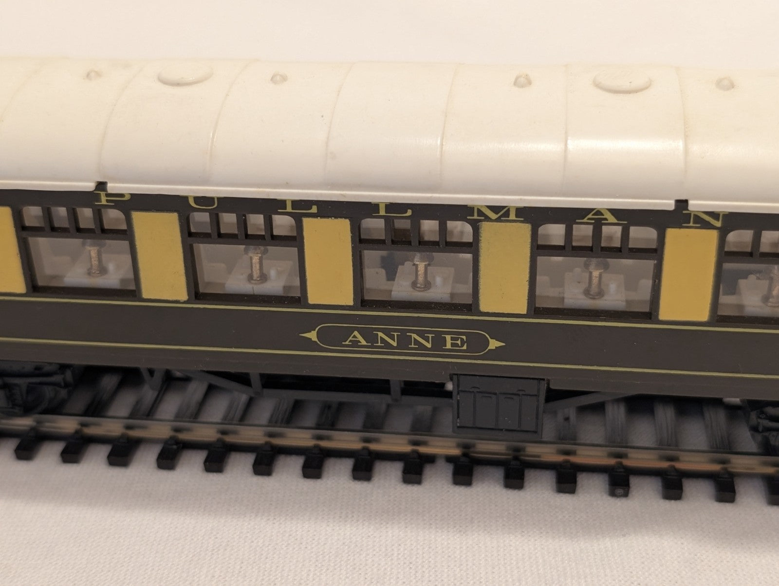 Tri-ang R228 OO Gauge Pullman Coach “Anne”