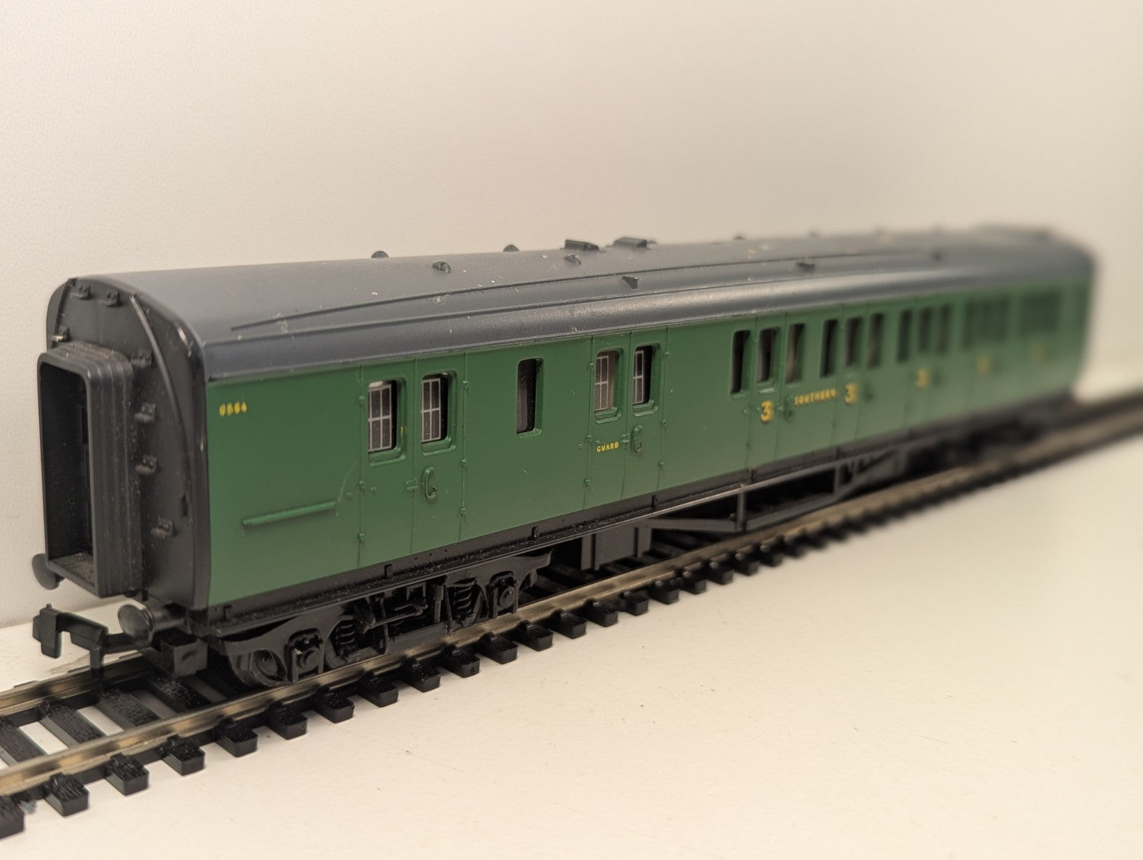 Hornby R4744 OO Gauge SR Maunsell Brake Coach Green – Needs Clean