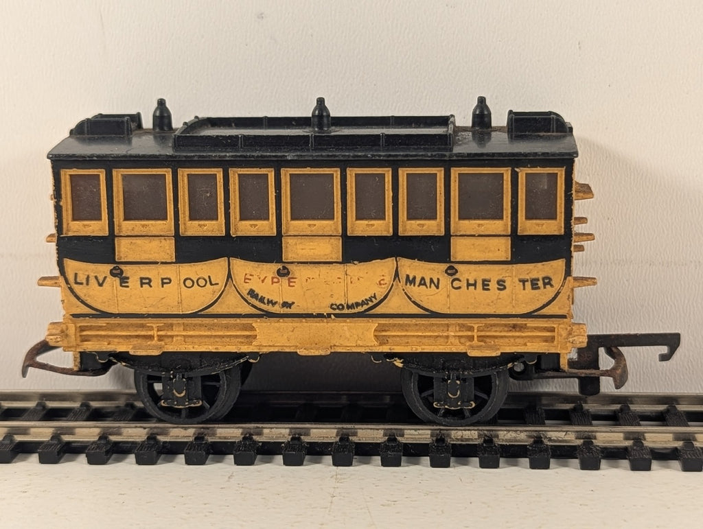 Tri-ang OO Gauge L&MR Coach 'Experience' Passenger Coach L&MR Yellow and Black