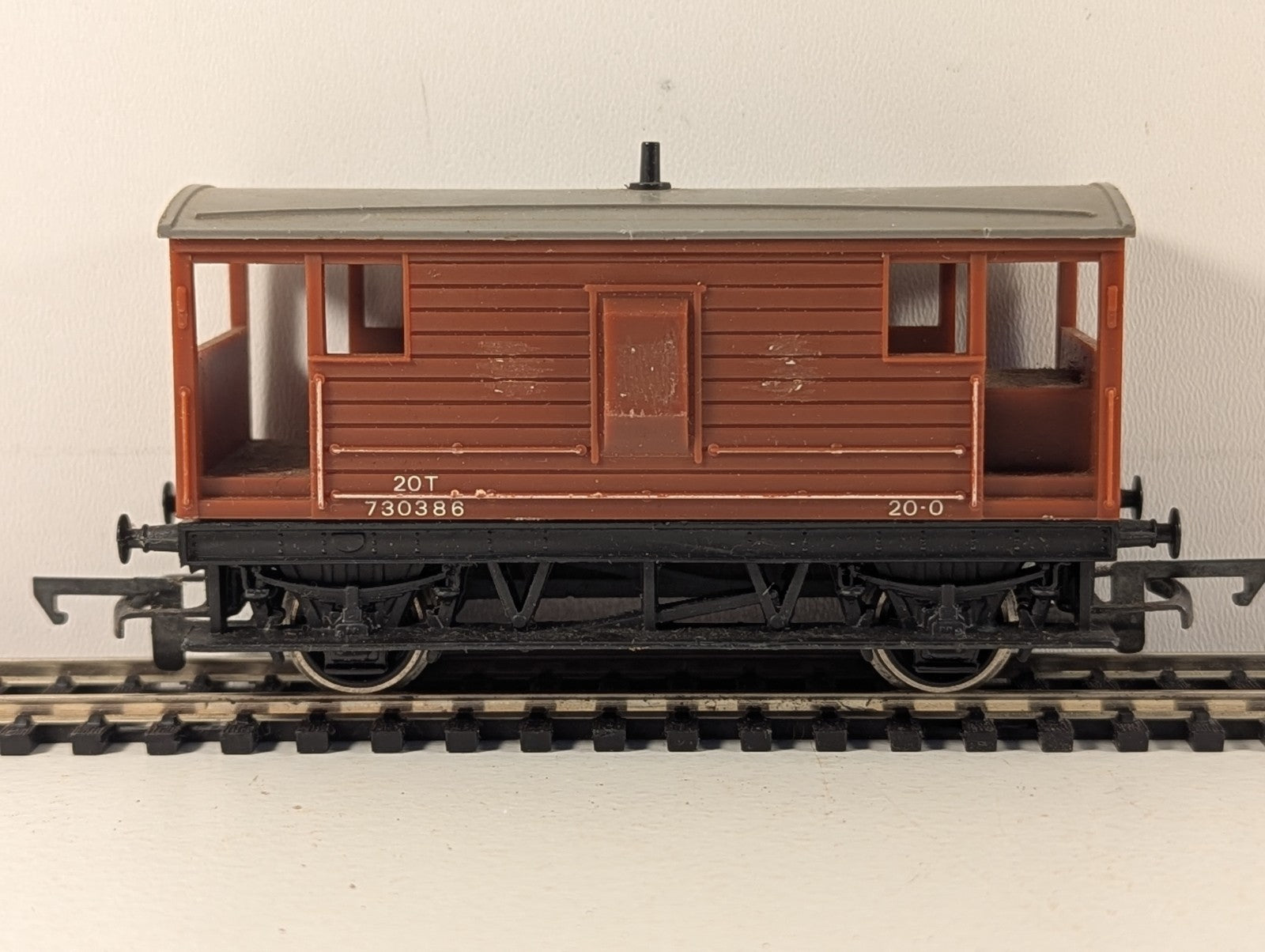 Hornby OO Gauge BR 20 Ton Brake Van 730386 BR Bauxite R124