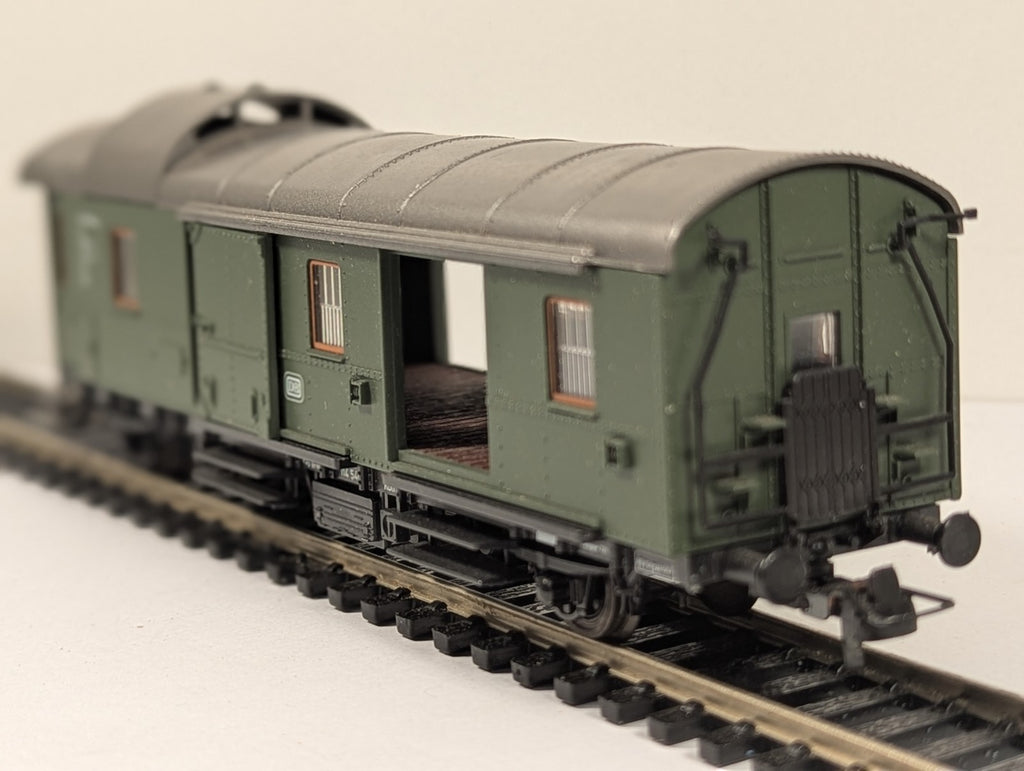 Roco HO Gauge DB Baggage Coach – Missing Doors