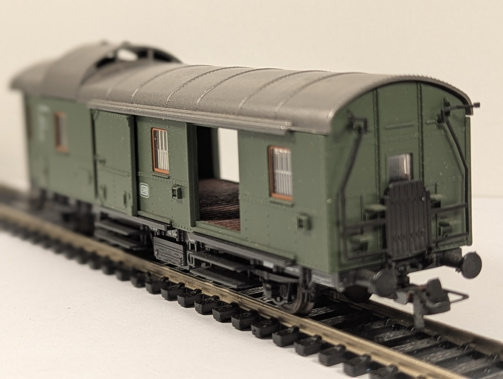 Roco HO Gauge DB Baggage Coach – Missing Doors
