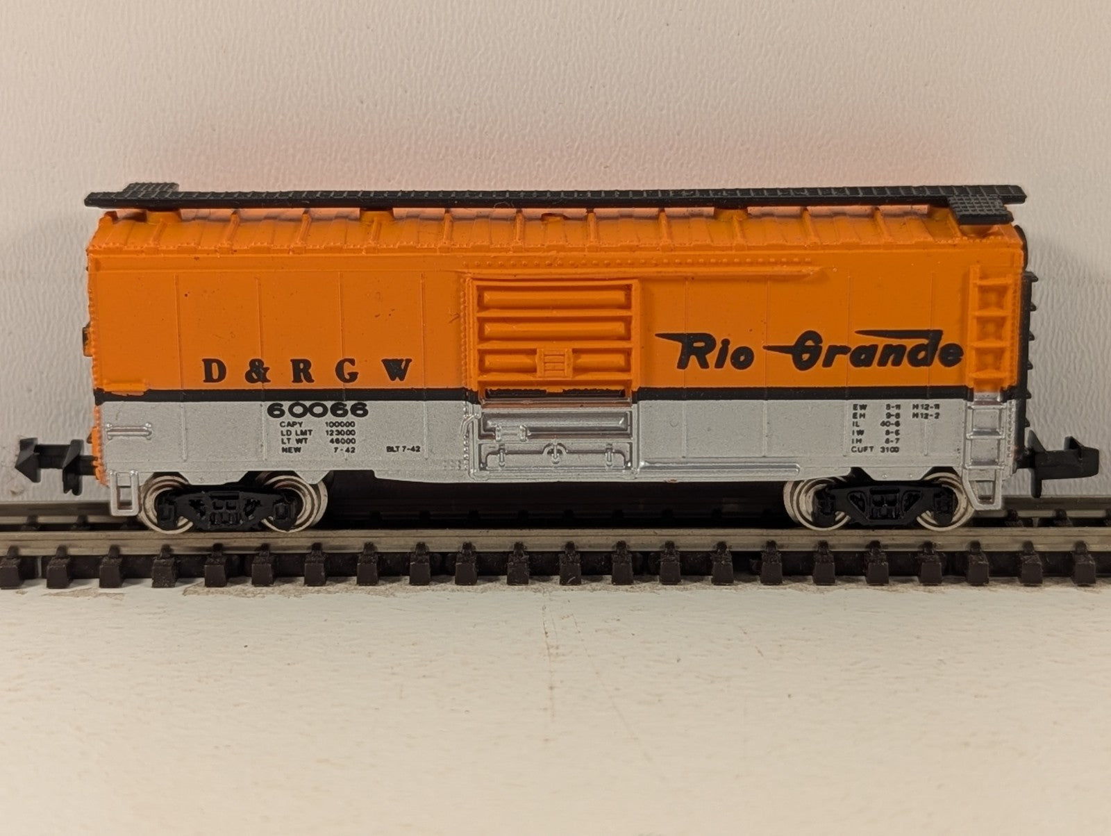 Bachmann N Gauge Denver & Rio Grande Western 40ft Box Car