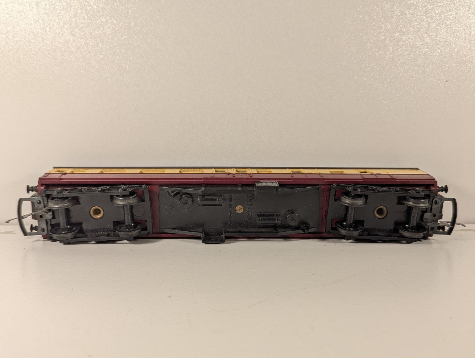 Tri-ang R28 OO BR Main Line Brake Coach Blood & Custard