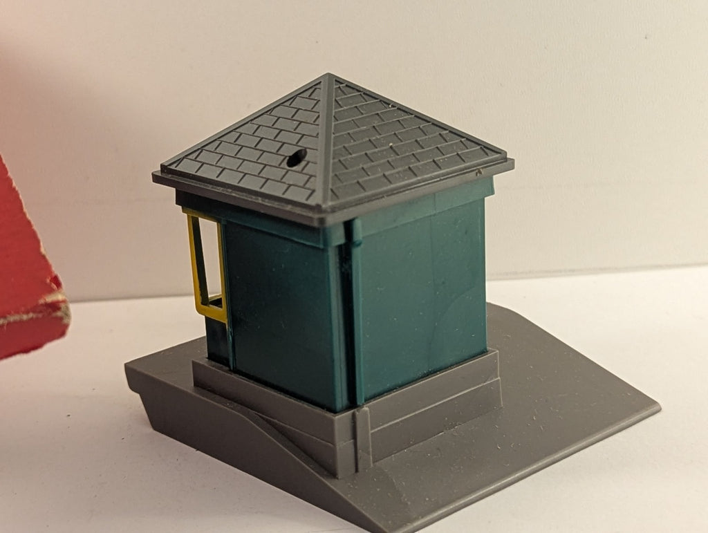 Tri-ang OO Gauge R.72 Gate Keeper's Hut