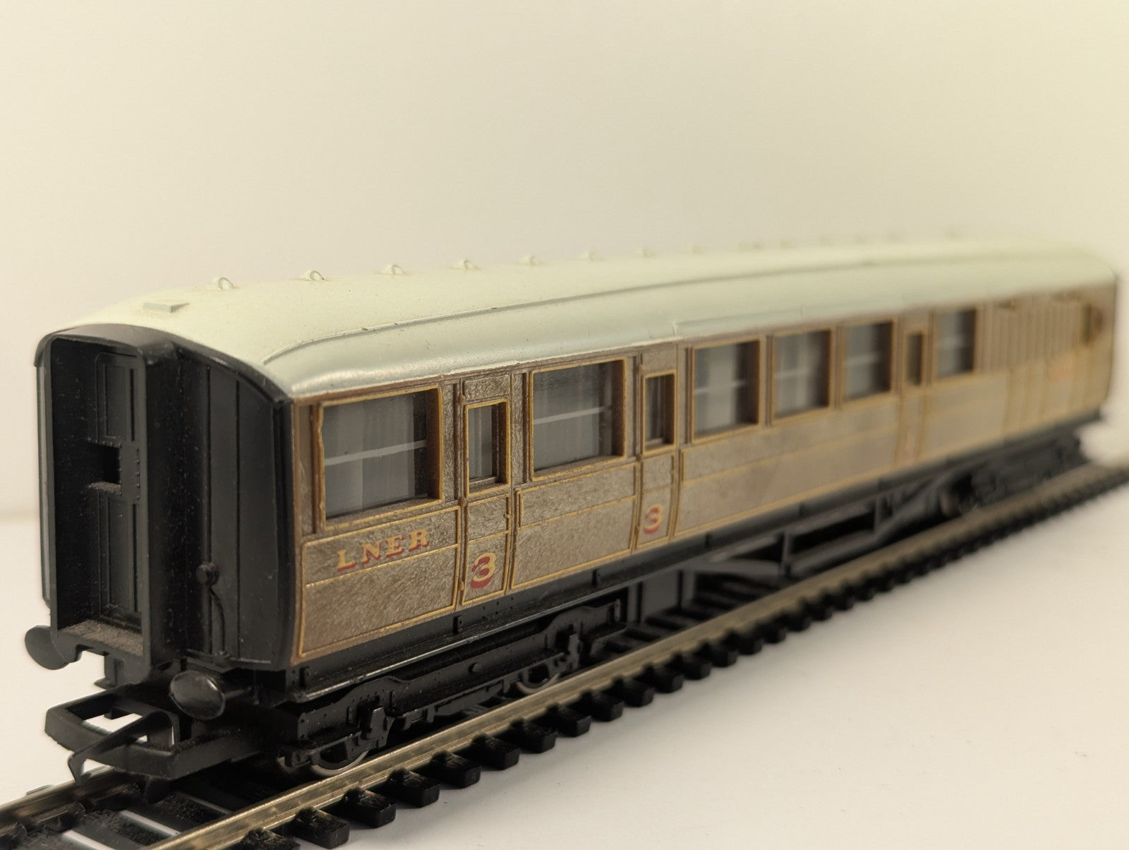 Hornby RailRoad OO Gauge LNER Teak Brake Coach R4333