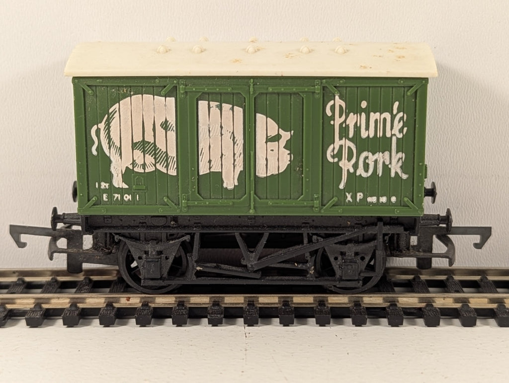 Hornby OO Gauge R216 Prime Pork Closed Van