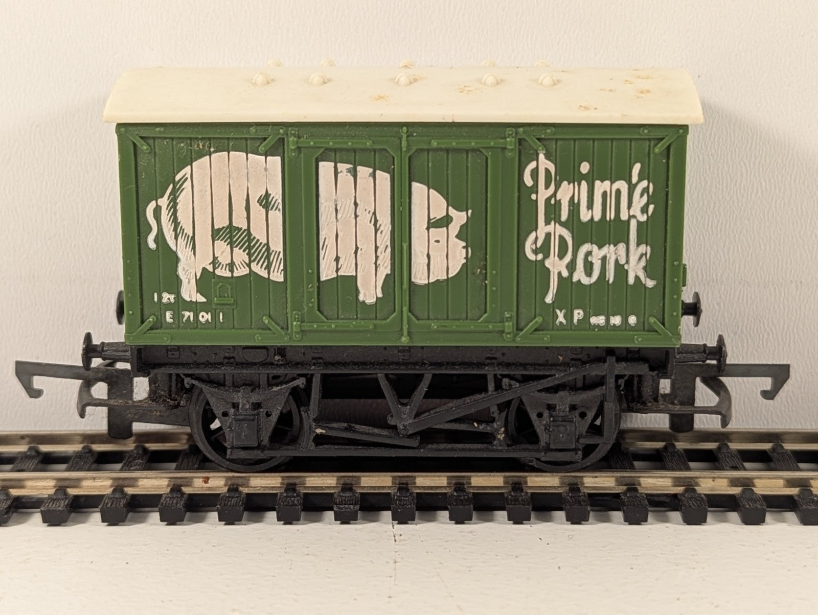 Hornby OO Gauge R216 Prime Pork Closed Van