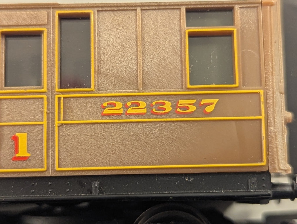 Hornby OO Gauge LNER Teak Composite Coach 22357