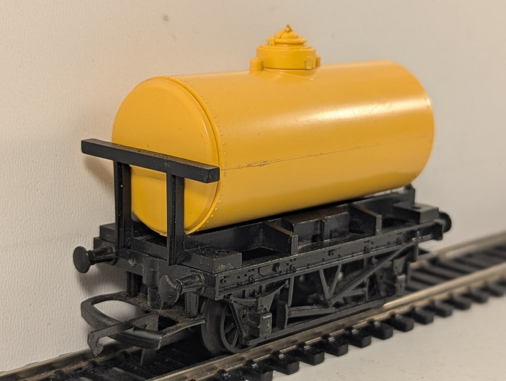 Tri-ang OO Gauge Plain Yellow Tank Wagon