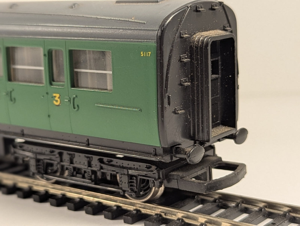 Hornby OO Gauge Maunsell Composite Coach Passenger Coach 5117 Southern Green