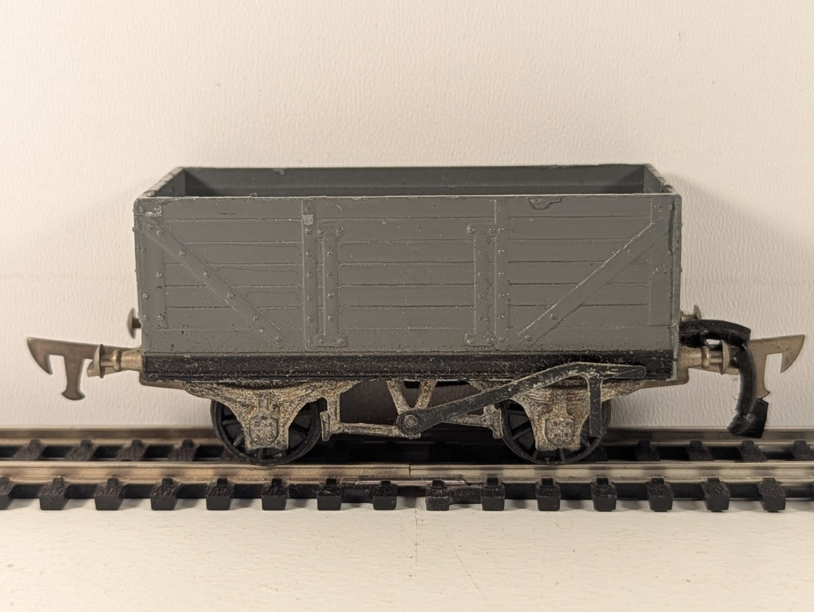 Graham Farish 5 Plank Wagon Grey