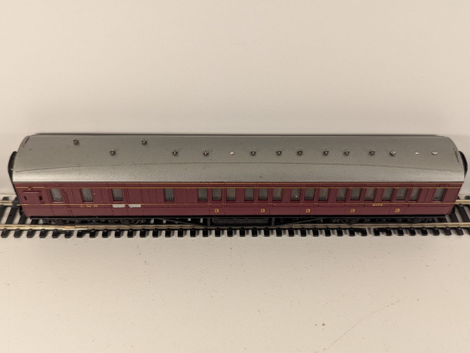 Bachmann OO Gauge LMS 3rd Class Corridor Brake Coach Maroon