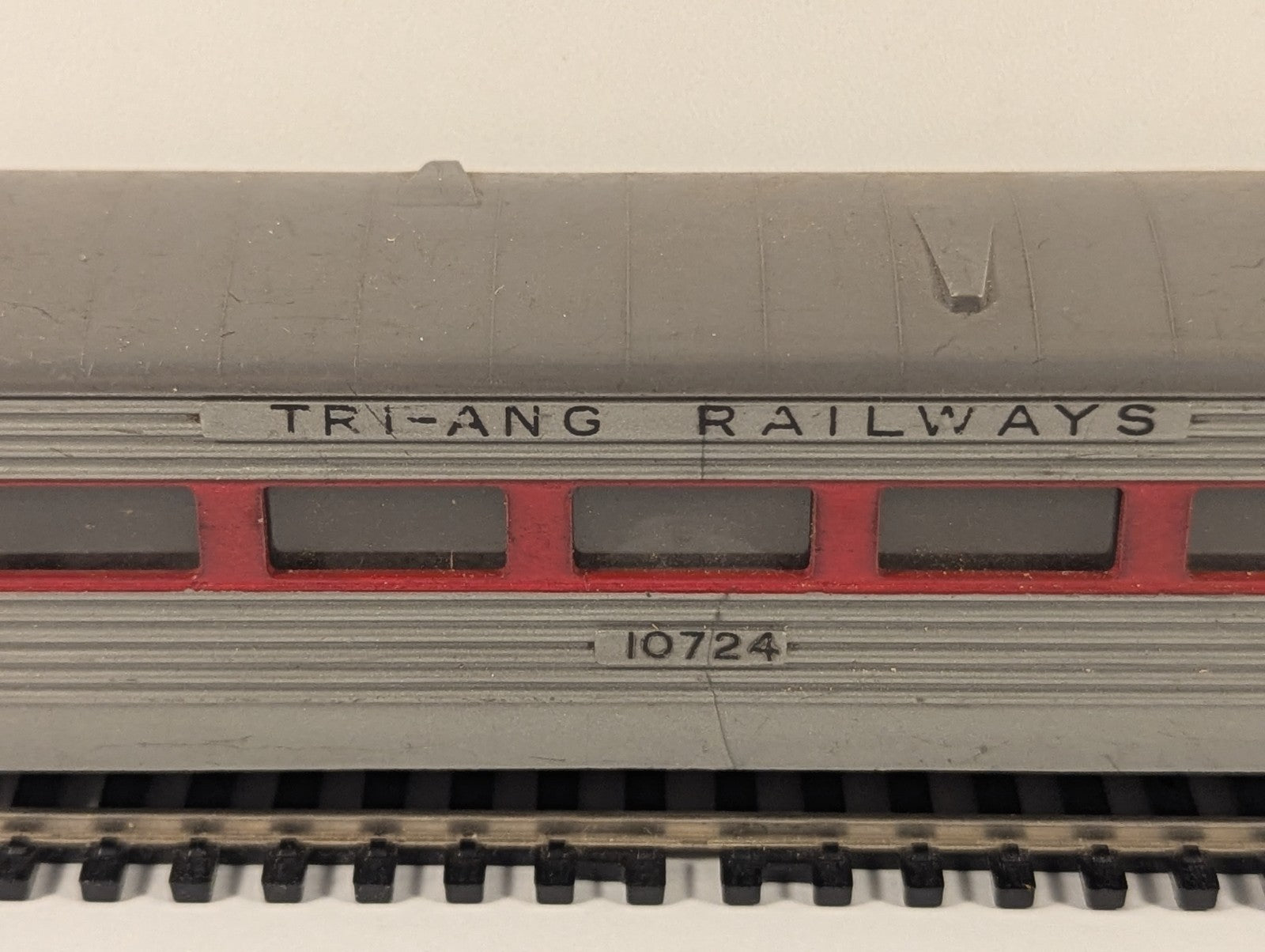 Tri-ang OO Gauge R25 Transcontinental Passenger Coach 10724