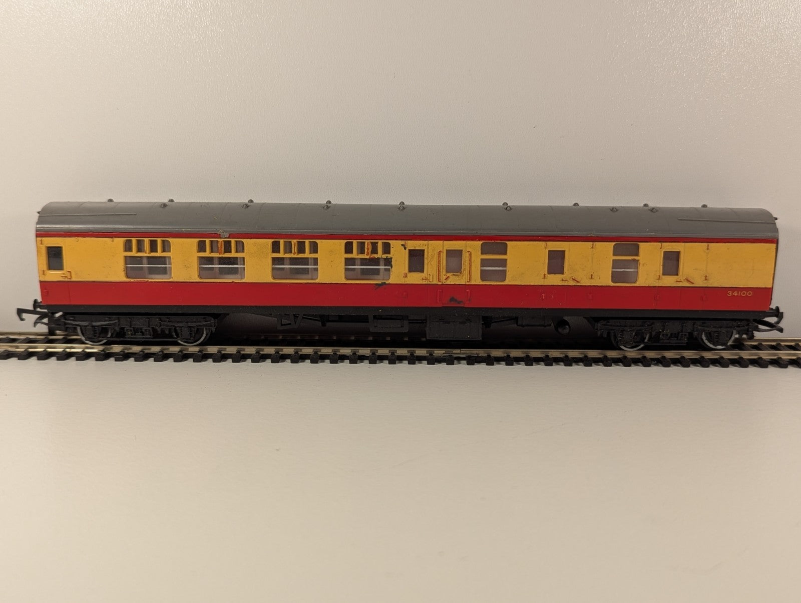 Hornby Tri-ang R627 BR Brake Second Coach No. 34100 – Crimson & Cream – OO Gauge