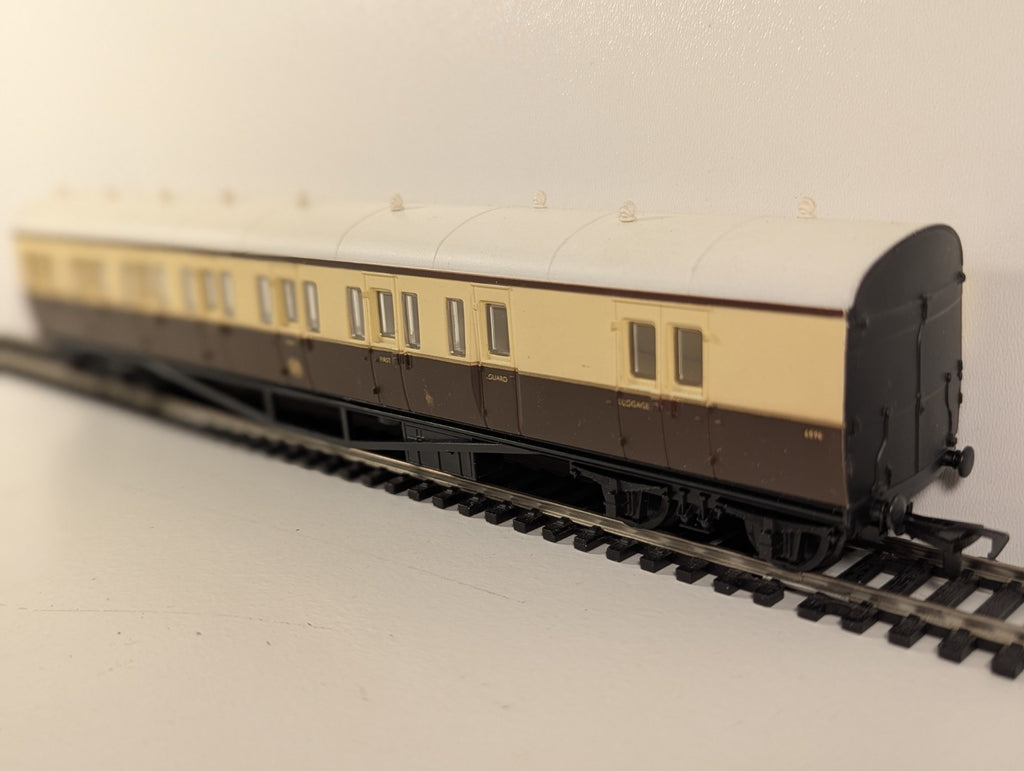 Airfix OO Gauge GWR Suburban Coach – 6896 – Chocolate & Cream