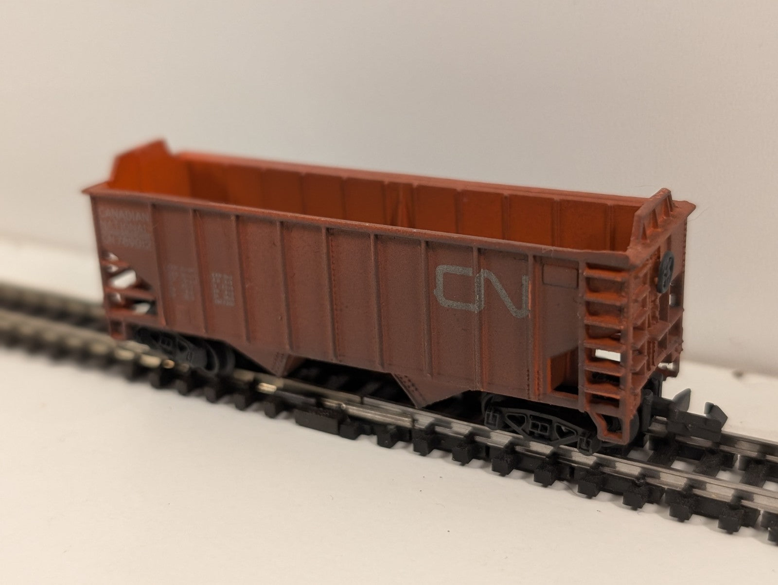 Model Power Canadian National (CN) 2-Bay Ribbed Hopper Car – N Gauge
