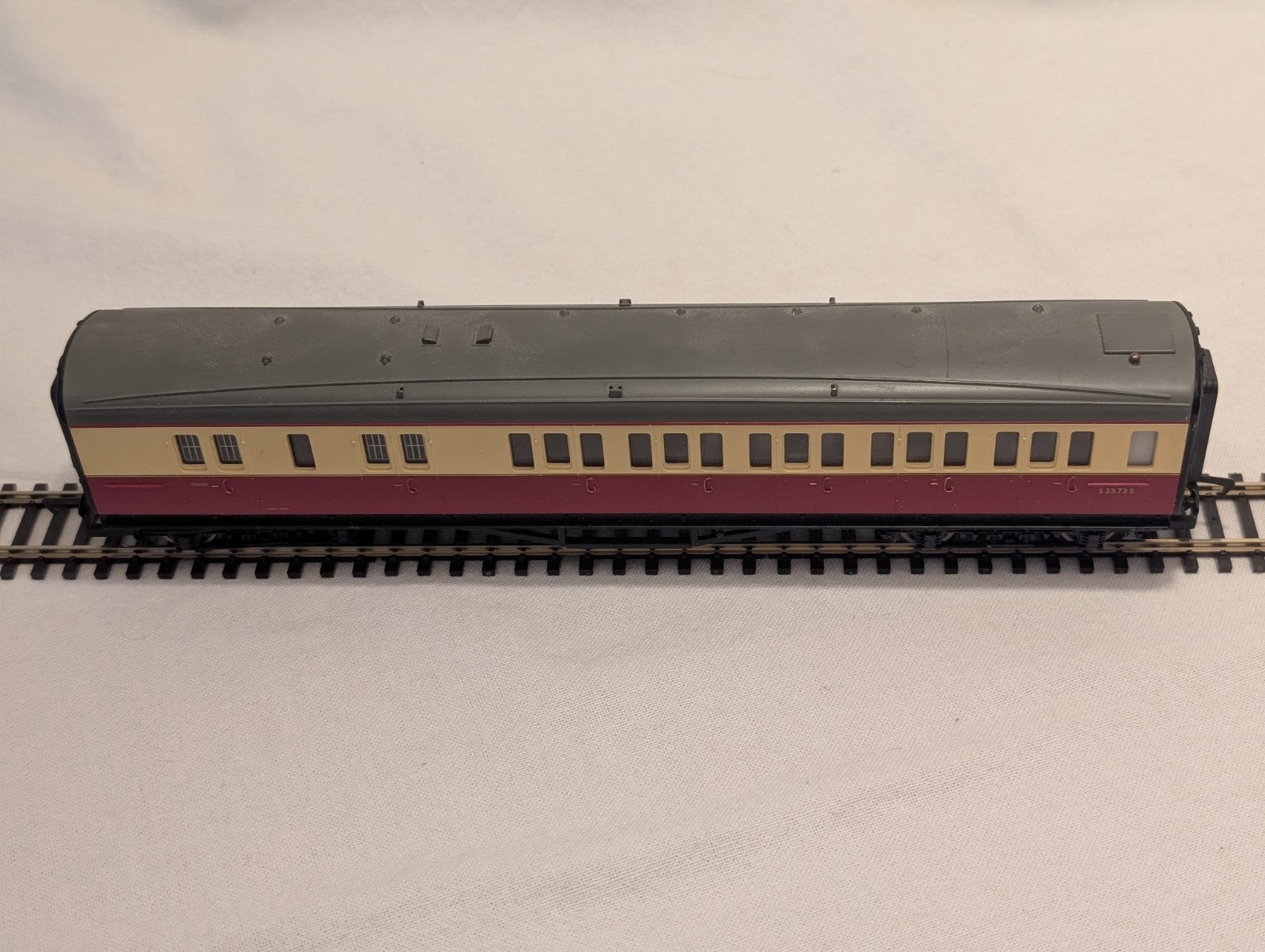 Hornby R4270 BR Maunsell Third Class Brake Coach S3573S – Crimson & Cream