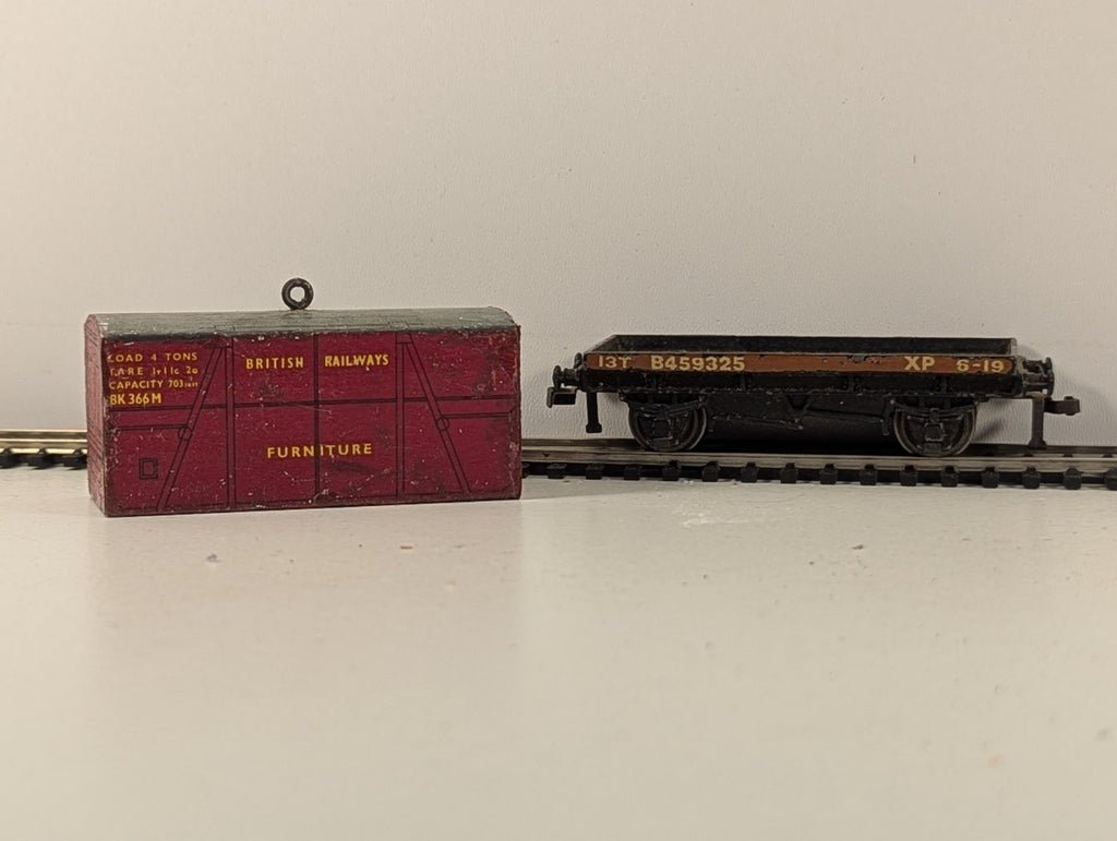 HornbyDublo 32087 OO Gauge Low-SidedWagon D.1 with BR FurnitureContainer - Boxed