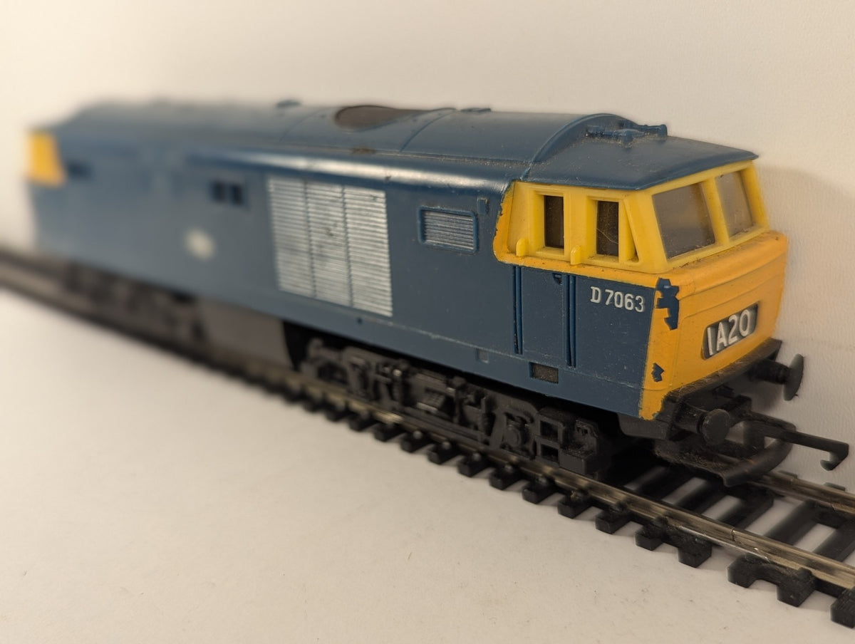 Hornby OO Gauge Class 35 Hymek Diesel Locomotive D7063 BR Blue R.758