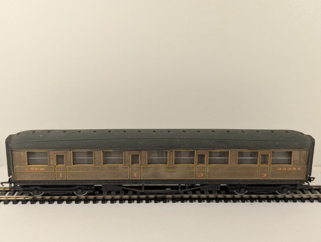 Hornby RailRoad OO Gauge LNER Teak Composite Coach Repainted Roof