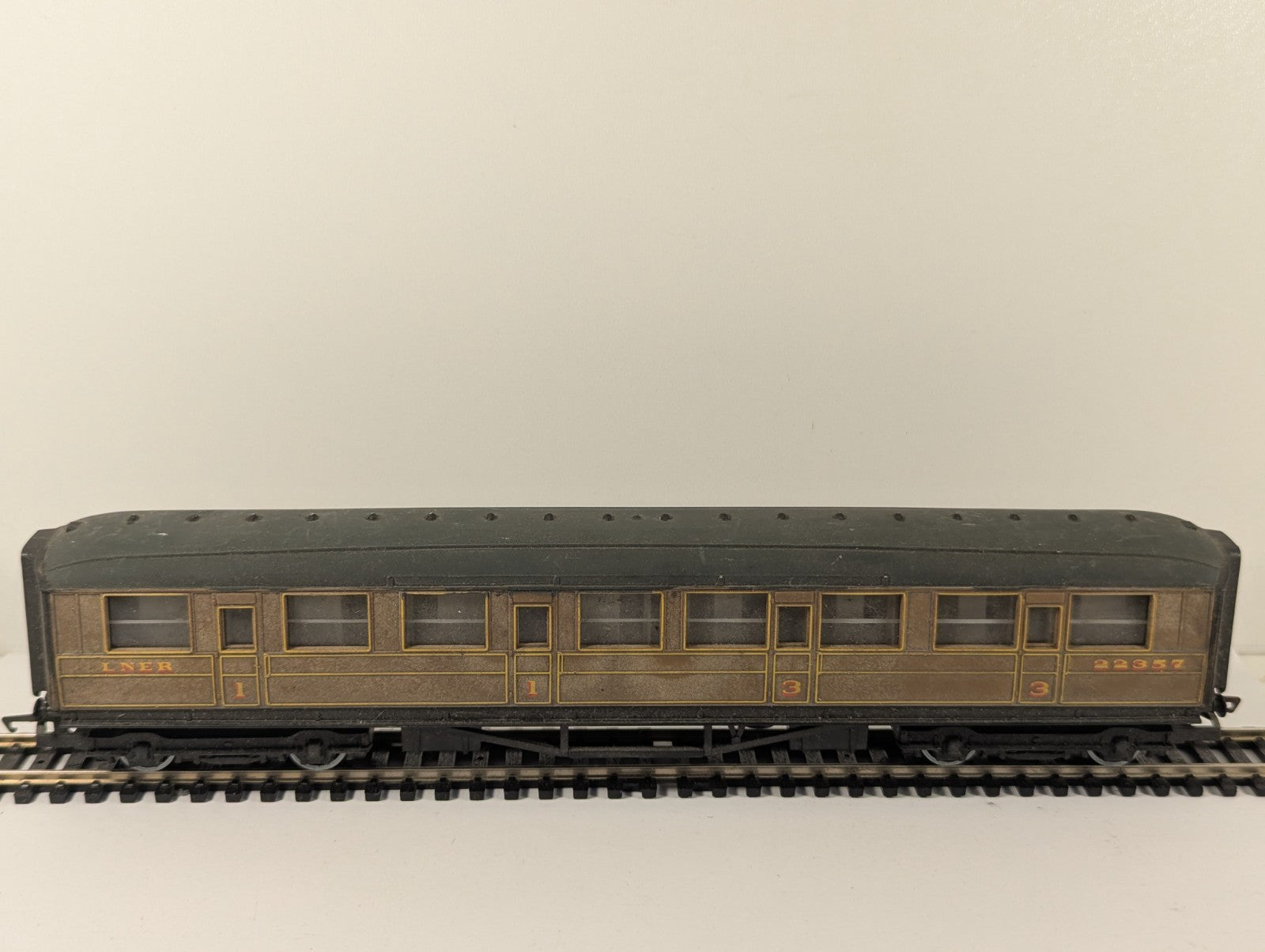 Hornby RailRoad OO Gauge LNER Teak Composite Coach Repainted Roof