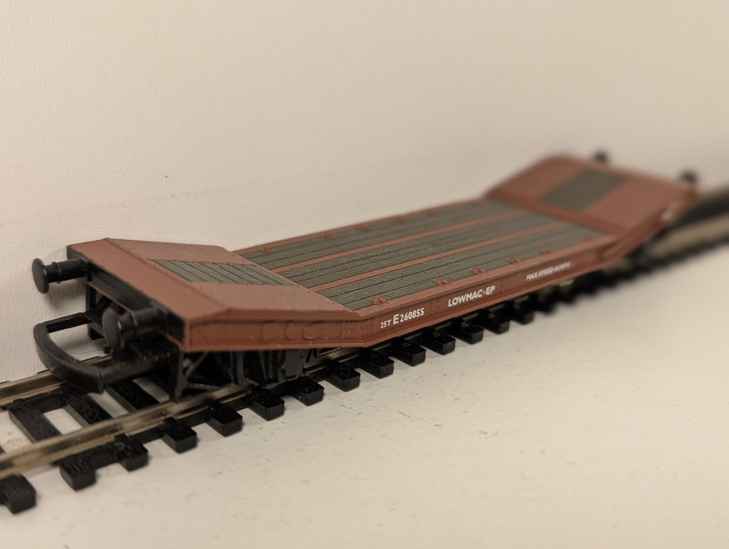 Hornby R6240 OO Gauge Bauxite Brown Lowmac Wagon