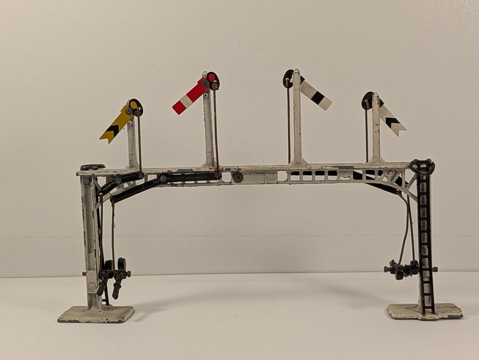 Crescent Toys OO Gauge Four Arm Signal Gantry Signals White