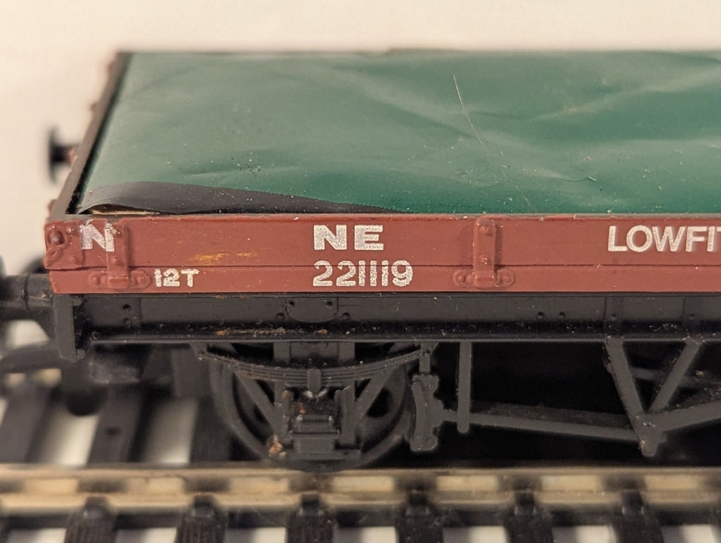 Mainline OO Gauge 12 Ton Lowfit Wagon with Tarpaulin Load Goods Wagon