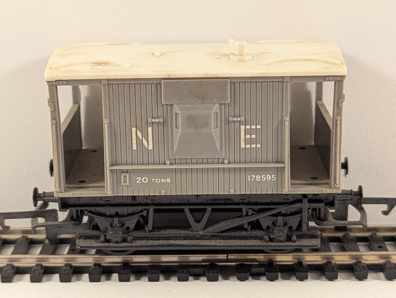 Hornby R114 OO Gauge Short Brake Van – North Eastern (NE) Grey