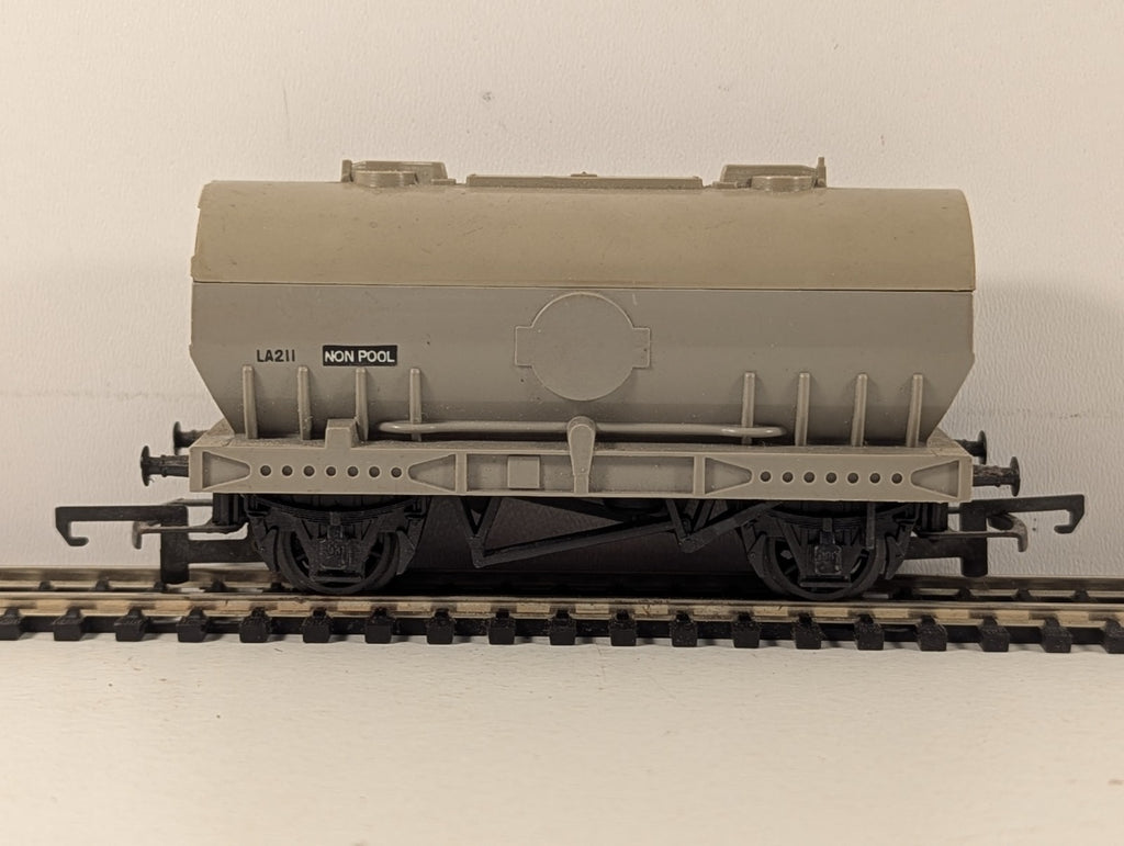 Tri-ang OO Gauge Presflo Bulk Powder Wagon Goods Wagon LA211 Grey