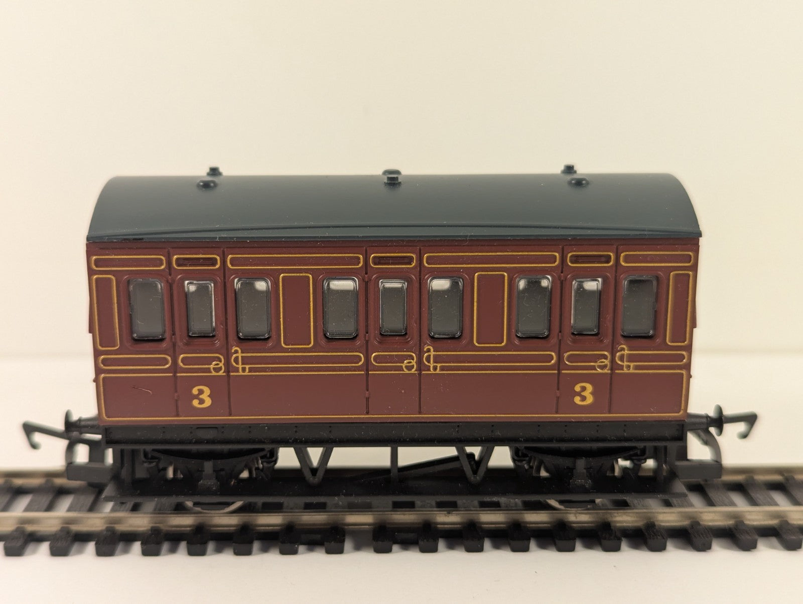 Hornby OO Gauge LMS 4-Wheel Coach Maroon