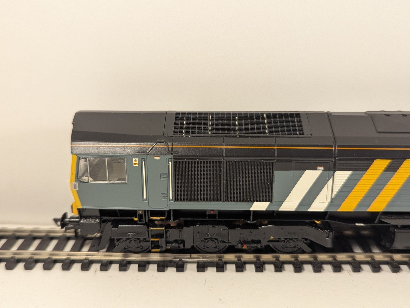 Bachmann Branchline 32-979Y Class 66 66301 Fastline Freight – Rail Express Limit