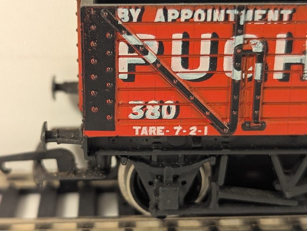 Hornby Railways OO Gauge Pugh & Co 7-Plank Open Wagon 380 Pugh & Co Red R010