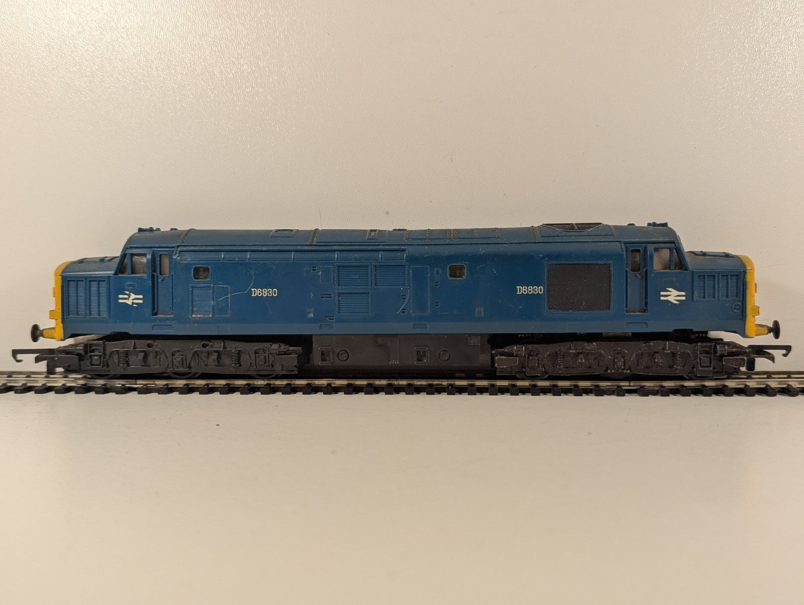 Hornby  R751 Class 37 Diesel Locomotive D6830 BR Blue