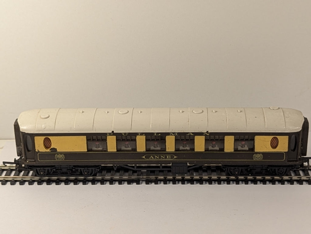 Hornby R228 OO Gauge Pullman 1st Class Parlour Car Anne