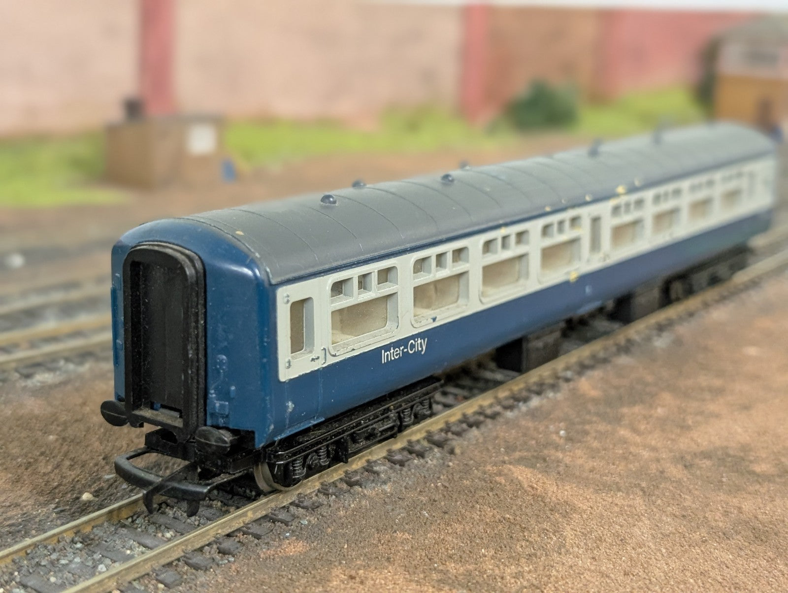 Hornby R724 OO Gauge BR Mk2 Standard Open Coach M5120 Blue & Grey